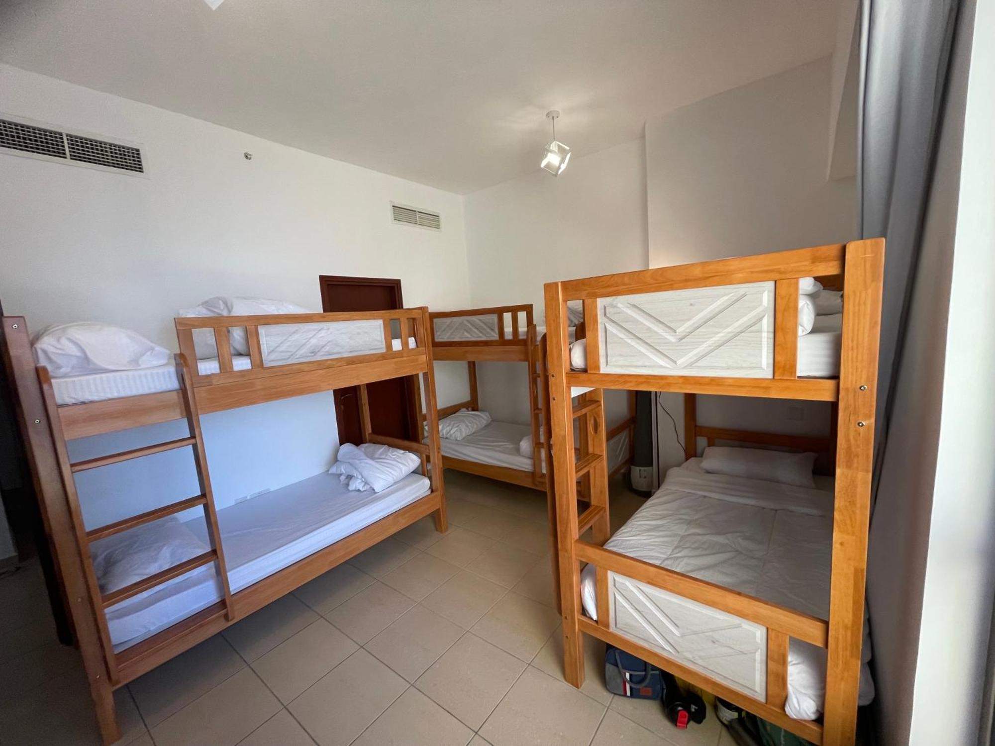 Seaview Beach Hostel Jbr - Walk To Beach - Gym - Pool - Metro Station Dubai Exteriör bild