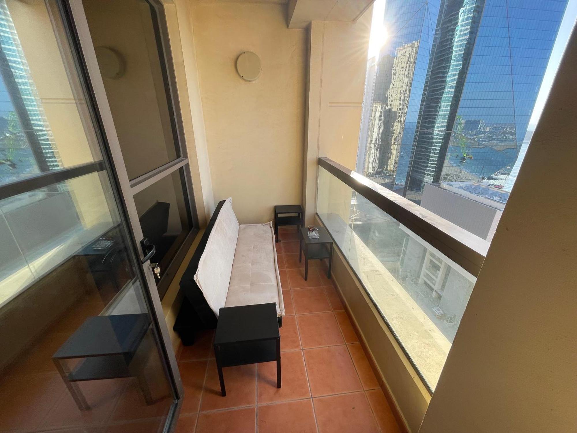 Seaview Beach Hostel Jbr - Walk To Beach - Gym - Pool - Metro Station Dubai Exteriör bild