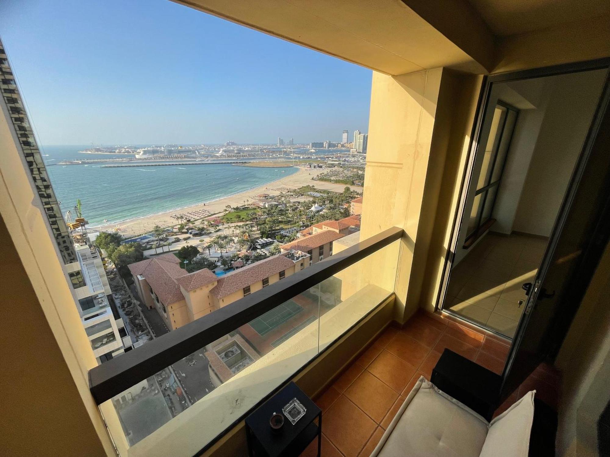 Seaview Beach Hostel Jbr - Walk To Beach - Gym - Pool - Metro Station Dubai Exteriör bild