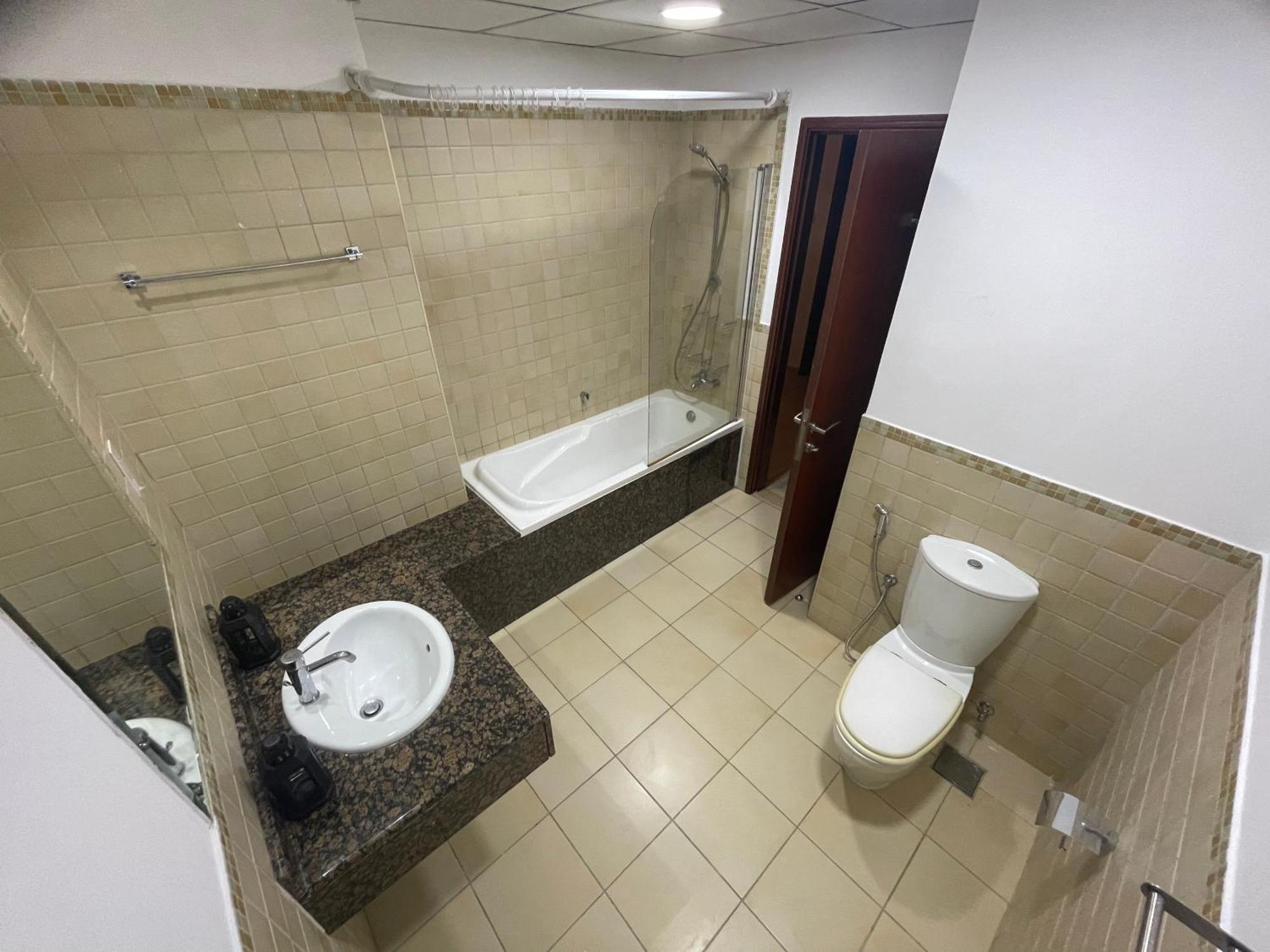 Seaview Beach Hostel Jbr - Walk To Beach - Gym - Pool - Metro Station Dubai Exteriör bild