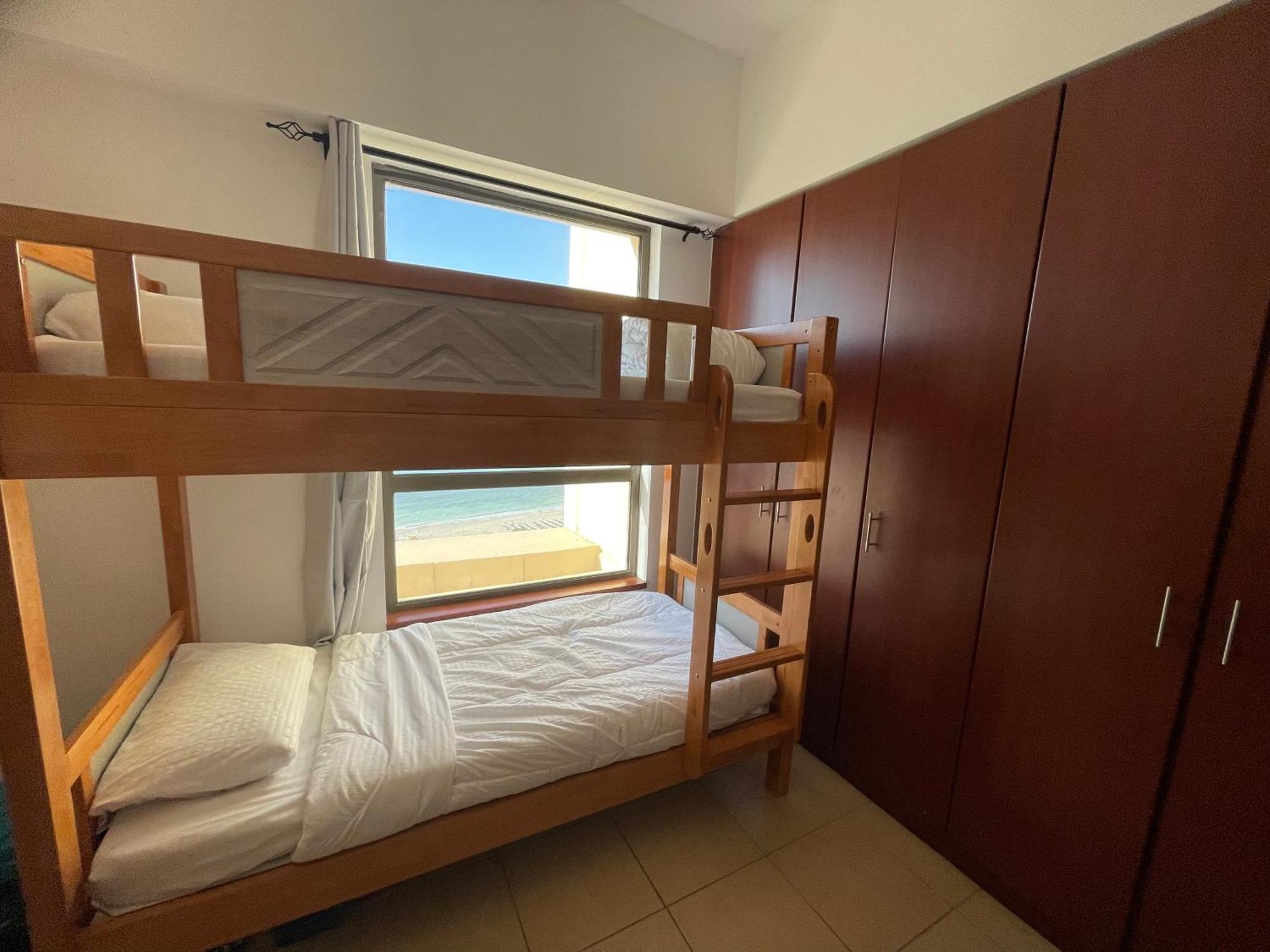 Seaview Beach Hostel Jbr - Walk To Beach - Gym - Pool - Metro Station Dubai Exteriör bild