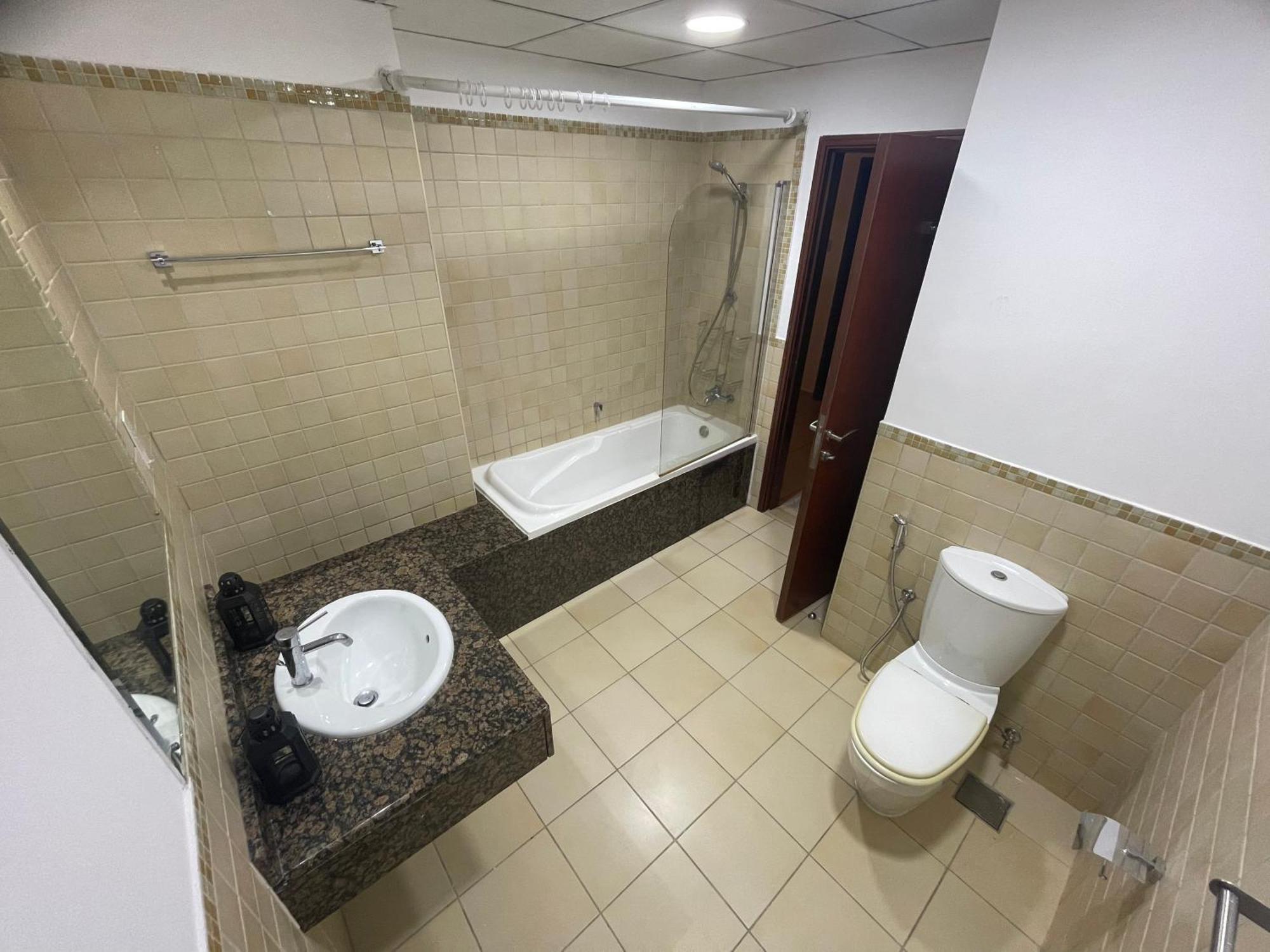 Seaview Beach Hostel Jbr - Walk To Beach - Gym - Pool - Metro Station Dubai Exteriör bild