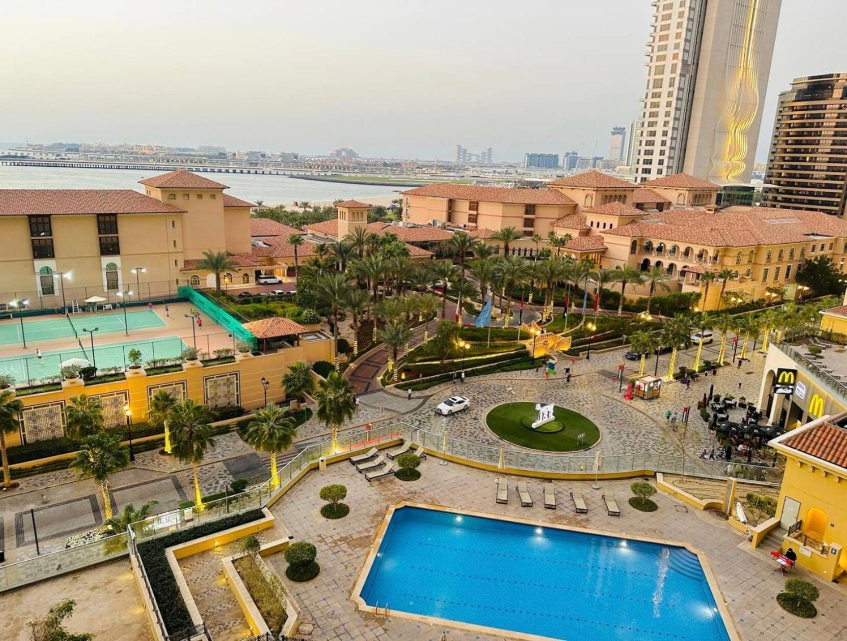 Seaview Beach Hostel Jbr - Walk To Beach - Gym - Pool - Metro Station Dubai Exteriör bild