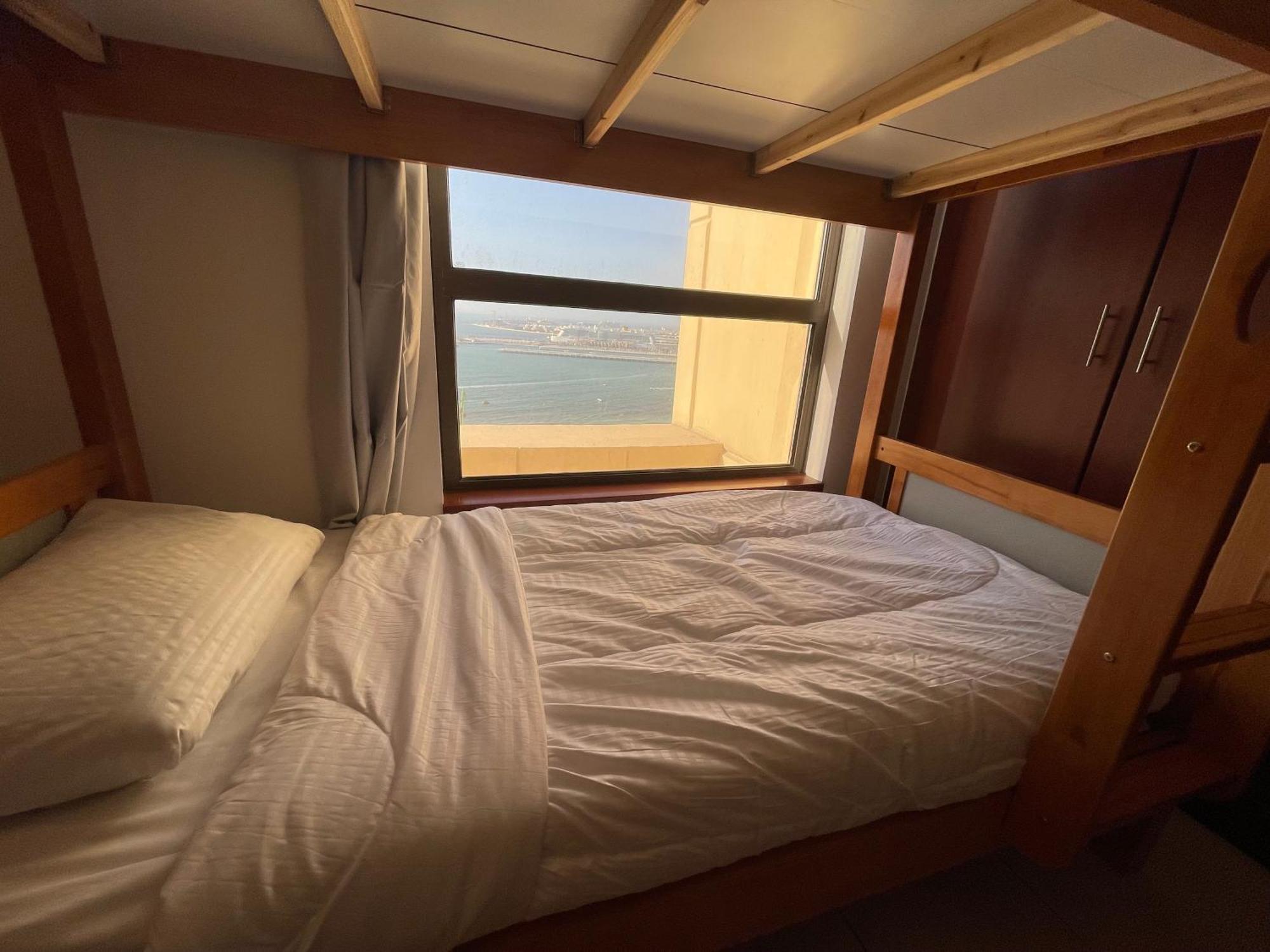 Seaview Beach Hostel Jbr - Walk To Beach - Gym - Pool - Metro Station Dubai Exteriör bild