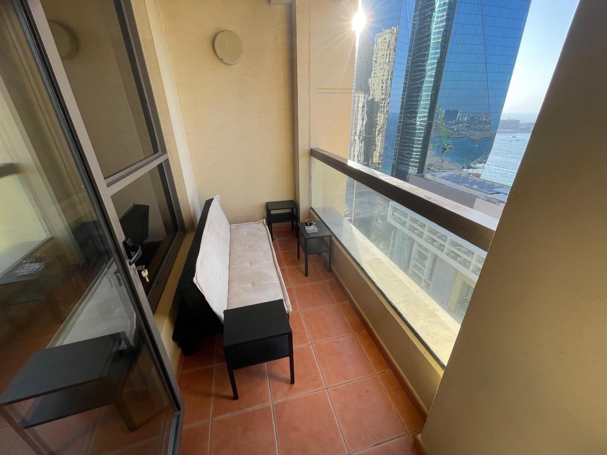 Seaview Beach Hostel Jbr - Walk To Beach - Gym - Pool - Metro Station Dubai Exteriör bild