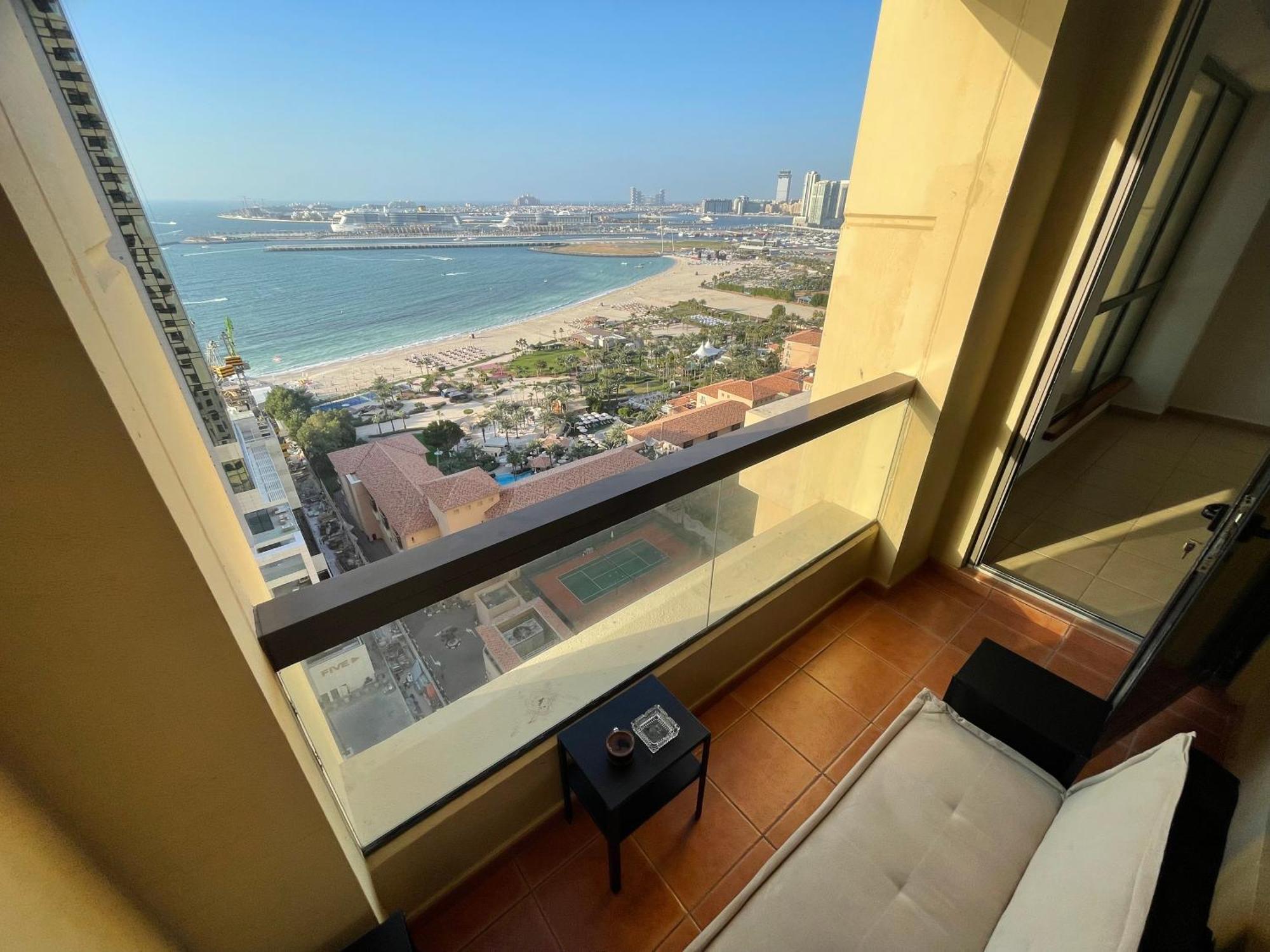 Seaview Beach Hostel Jbr - Walk To Beach - Gym - Pool - Metro Station Dubai Exteriör bild
