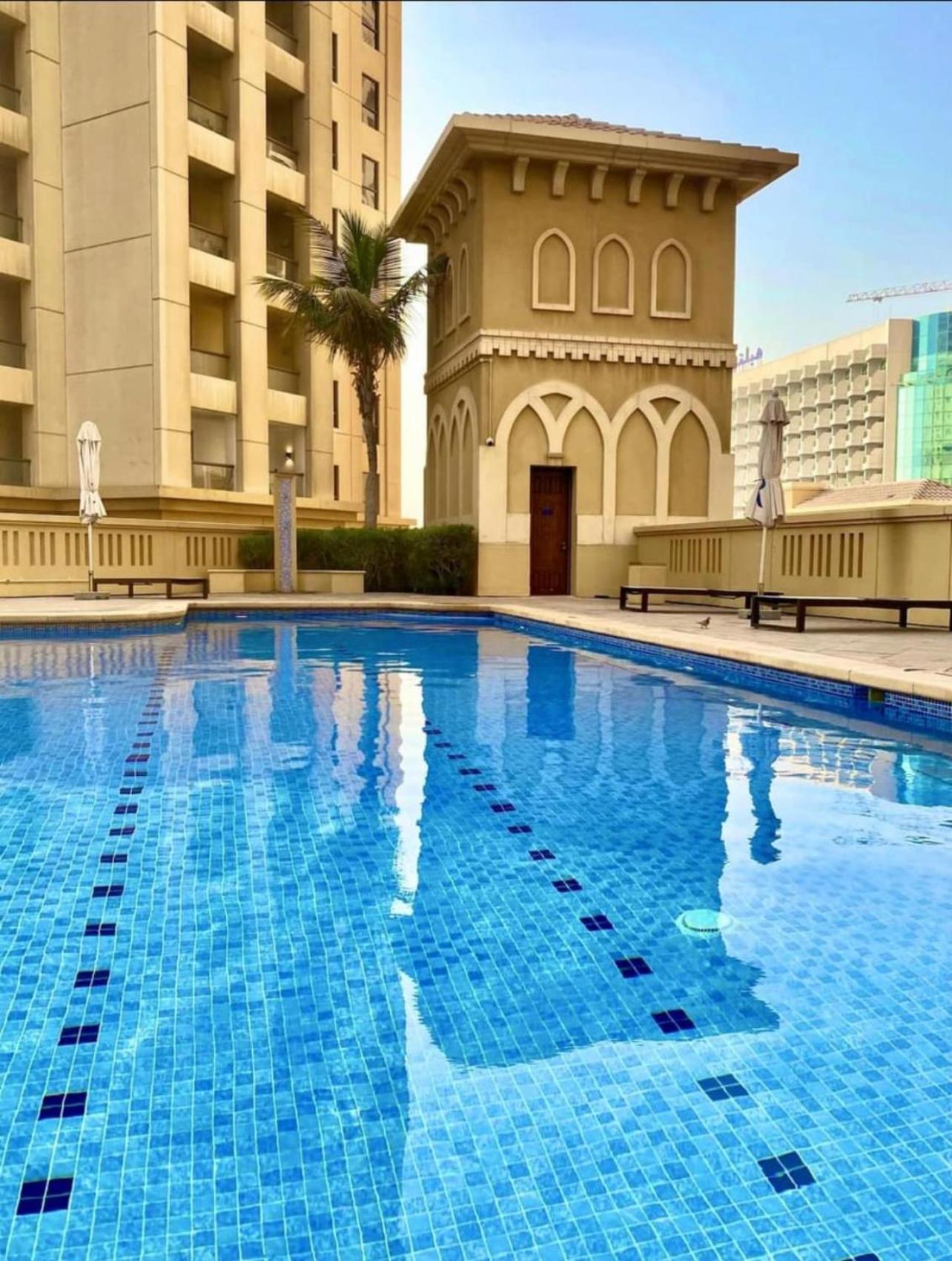 Seaview Beach Hostel Jbr - Walk To Beach - Gym - Pool - Metro Station Dubai Exteriör bild