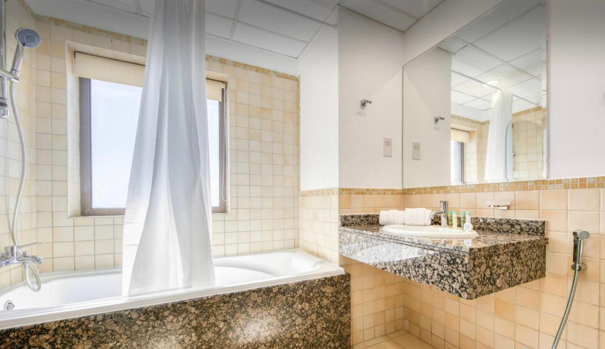 Seaview Beach Hostel Jbr - Walk To Beach - Gym - Pool - Metro Station Dubai Exteriör bild